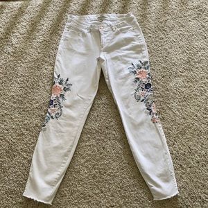White denim skinny ankle jeans w/embroidery